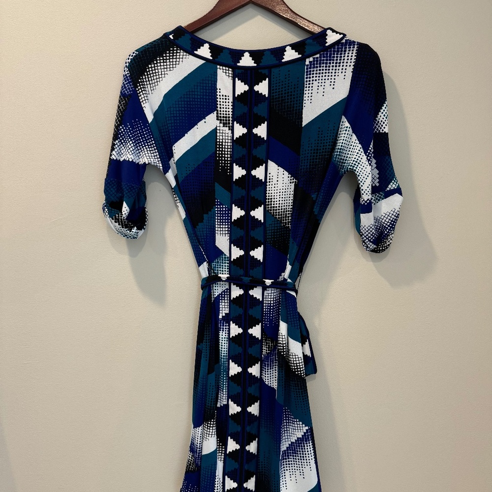 BCBG Maxazria Knee Length Dress with tie XXS 3/4 Sleeve Multi